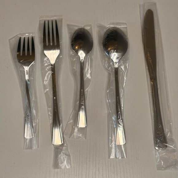 Reed & Barton Sint Maarten Stainless Steel Cutlery Set - Picture 3 of 9